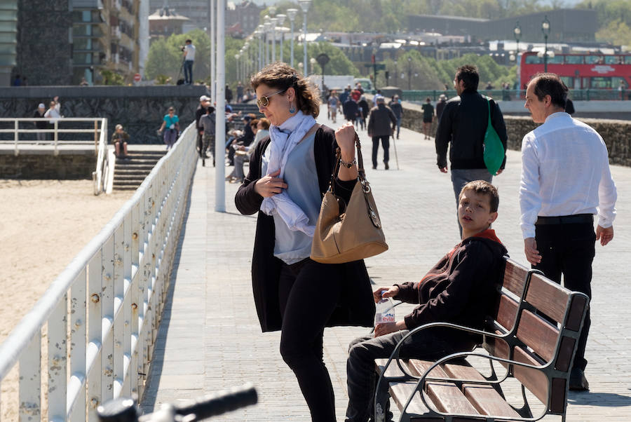 Primer día de sol y playa en Donostia