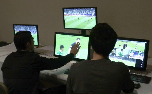 FIFA selecciona 13 árbitros VAR y explicará en pantallas gigantes decisiones