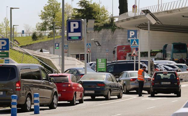 El aeropuerto de Loiu contará con mil plazas nuevas para acabar con la saturación del aparcamiento