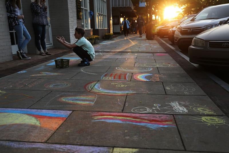 Dibujos y mensajes contra el racismo