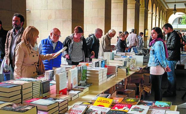 Libros al aire libre en la Plaza Gipuzkoa