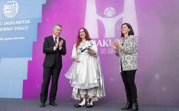 La maestra clown y cuentacuentos Virginia Imaz recibe el Premio Emakunde a la Igualdad