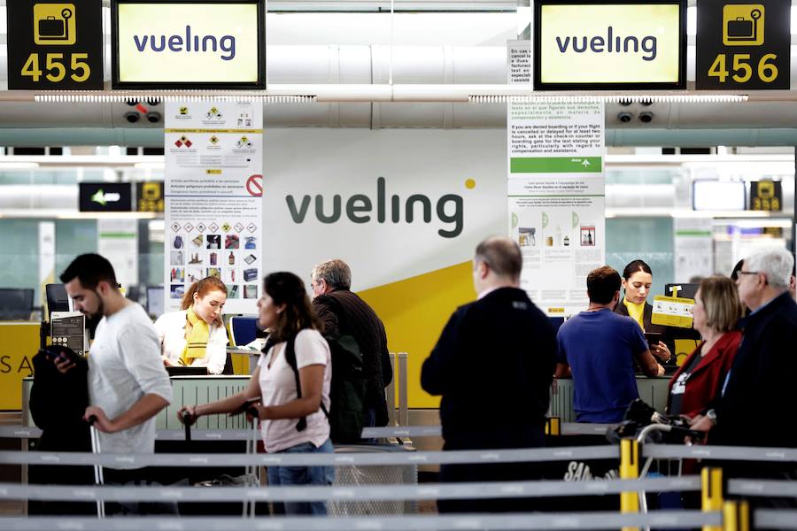 Vueling cancela hoy doce vuelos con salida y destino Bilbao por la huelga de sus pilotos