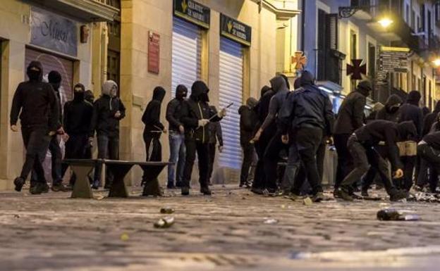 Cuatro jóvenes de Errenteria procesados tras unos incidentes en Pamplona serán juzgados por terrorismo