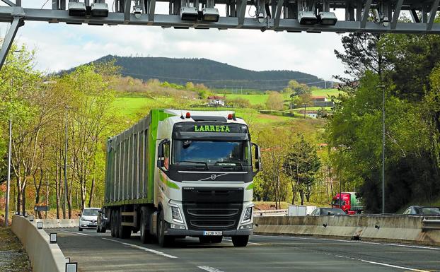 Los tres arcos del peaje de la N-1 realizan casi 25.000 cobros al día