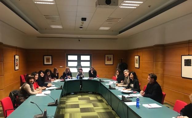 Los sindicatos, menos ELA, no descartan un acuerdo con Educación la próxima semana