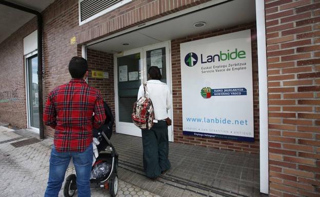 Gipuzkoa registra en abril 571 parados menos impulsada por los servicios