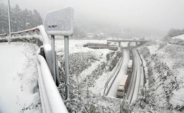 Este invierno ha sido uno de los peores para las carreteras vascas por la nieve