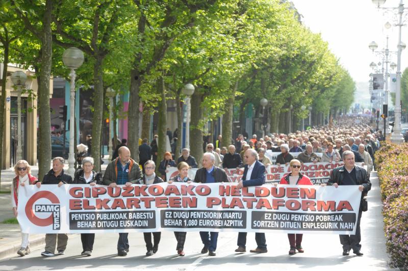 Manifestación de pensionistas por las calles de Donostia