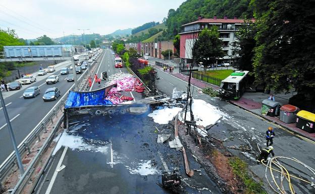 La conducción del camionero que embistió al autobús en Irura fue «negligente», según la Audiencia