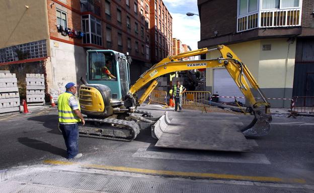 Los ayuntamientos sólo reinvierten una cuarta parte de su superávit