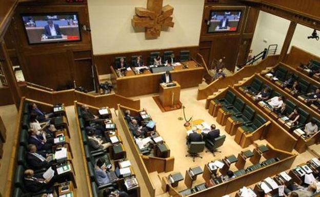 El desmarque de EH Bildu frena en el Parlamento Vasco una moción sobre el final de ETA
