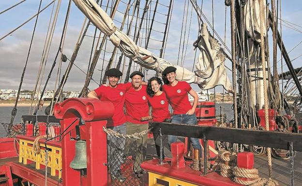 'L'Hermione' pone rumbo a Pasaia