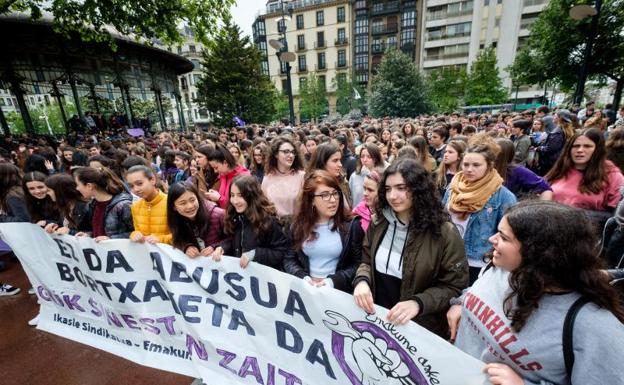 Los estudiantes se movilizan en San Sebastián contra la sentencia de 'La Manada' al grito de «No es abuso, es violación»