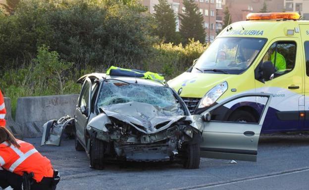 Muere al chocar de frente contra un camión estacionado en Leioa