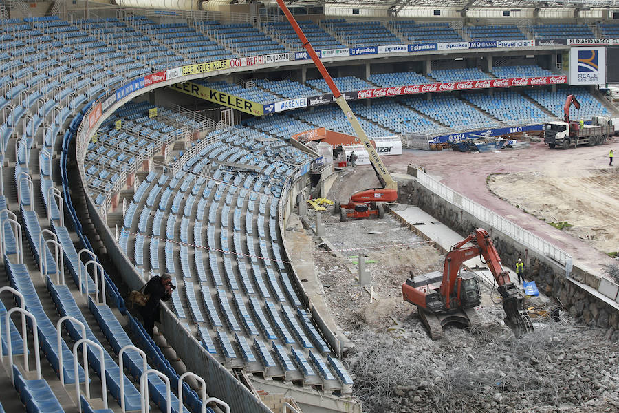 El desmontaje de las tribunas laterales de Anoeta, en marcha
