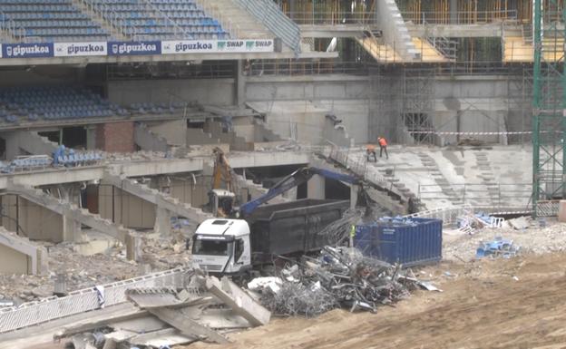 Comienza el desmontaje de las tribunas laterales del estadio de Anoeta