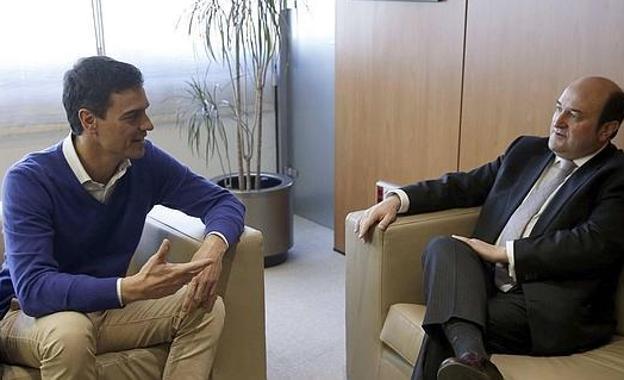 Sánchez llama a Ortuzar para tantear su apoyo a la moción de censura