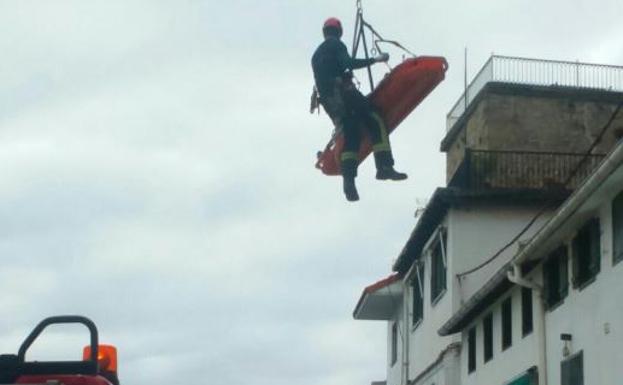 Un joven de 16 años cae del paseo del monte Urgull al tejado de una casa del muelle