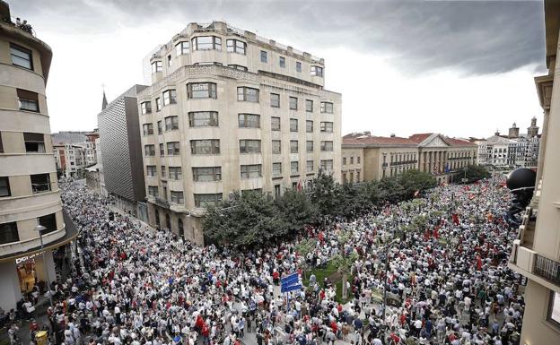 Miles de personas se manifiestan en Pamplona contra la «imposición» del euskera