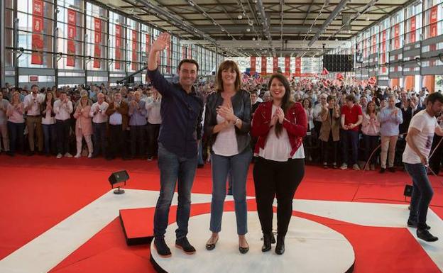 Mendia destaca que con Sánchez llega la hora del «diálogo y el acuerdo» para Euskadi