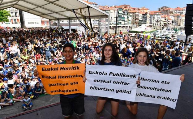 Lekeitio se vuelca con la fiesta de la escuela pública