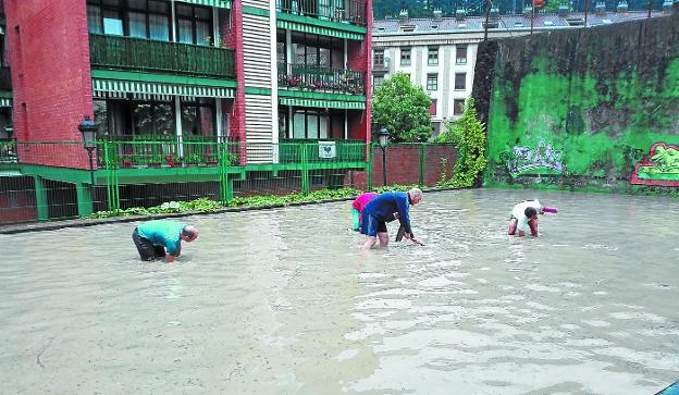 Las trombas de agua caídas en Gipuzkoa inundan calles y garajes en Antzuola y Bergara
