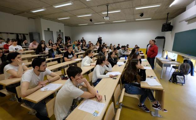 Un artículo de Bernardo Atxaga centra el arranque de la Selectividad en Euskadi