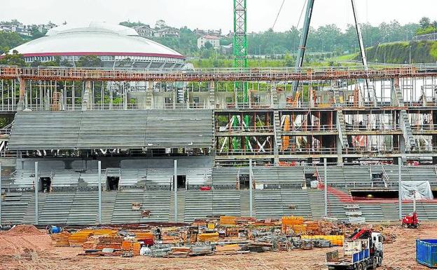 La tribuna sur alta de Anoeta empieza a tomar forma
