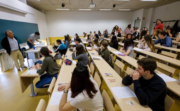Miles de estudiantes vascos exigen la anulación de la prueba de Matemáticas para las ciencias sociales en la Selectividad