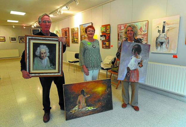 Trío de compañeros de caballete