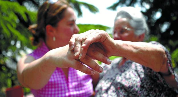 Las familias que cuidan a dependientes tendrán que formarse desde julio para cobrar la ayuda