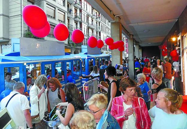 Los comercios también se sumaron a la fiesta nocturna