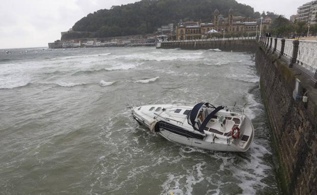 Un velero encalla en La Concha