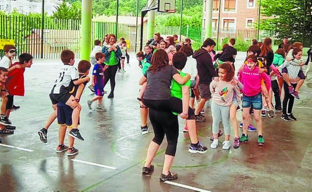 Ikastolak bere eguna ospatu zuen