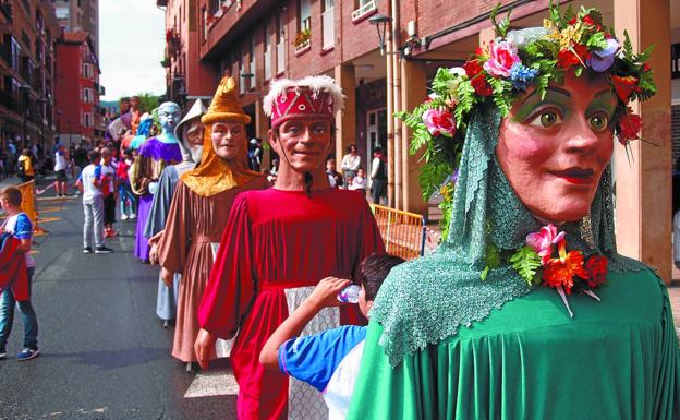 20 erraldoi baino gehiago elkarrekin dantzan