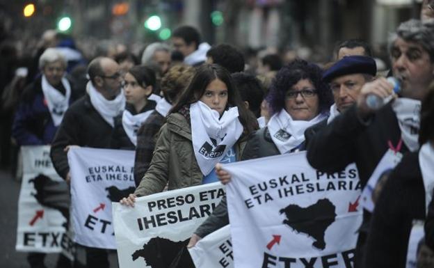 El 35% de los vascos cree que Sánchez debería acercar a los presos de ETA, según el Deustobarómetro