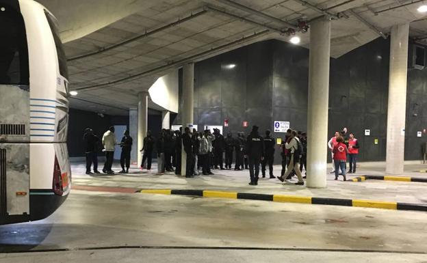 Los 46 inmigrantes abandonados en Donostia pasarán la noche en un albergue de urgencia