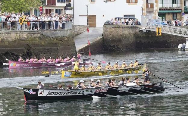 La Liga Euskotren de remo tendrá 14 regatas y provoca que las citas dominicales sean a las 11.45