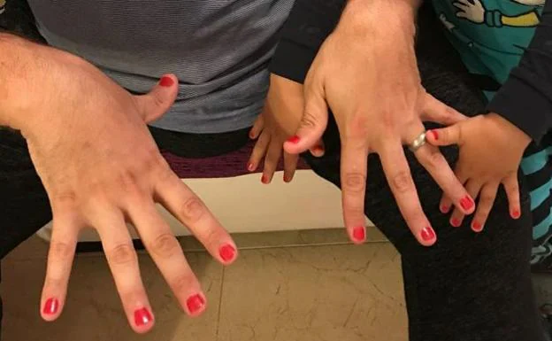 «A mi hijo de 4 años no le dejan jugar por pintarse las uñas. ¿Estamos locos o qué?»