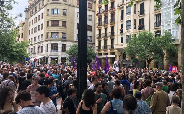 Multitudinaria protesta en San Sebastián por la decisión de dejar en libertad provisional a 'La Manada'