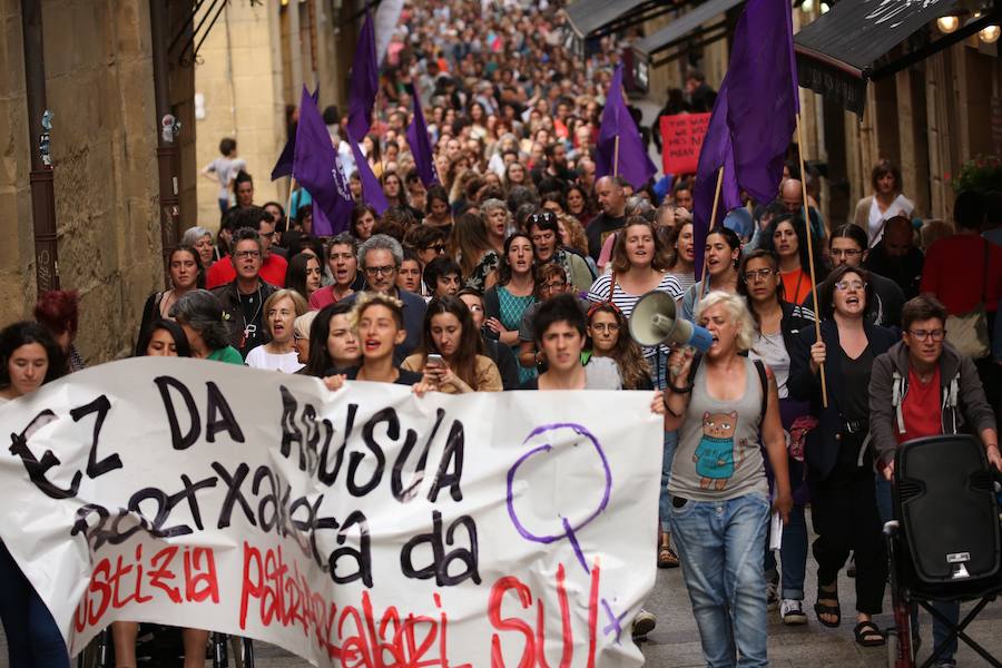 Protesta multitudinaria en San Sebastián por la libertad provisional para 'La Manada'