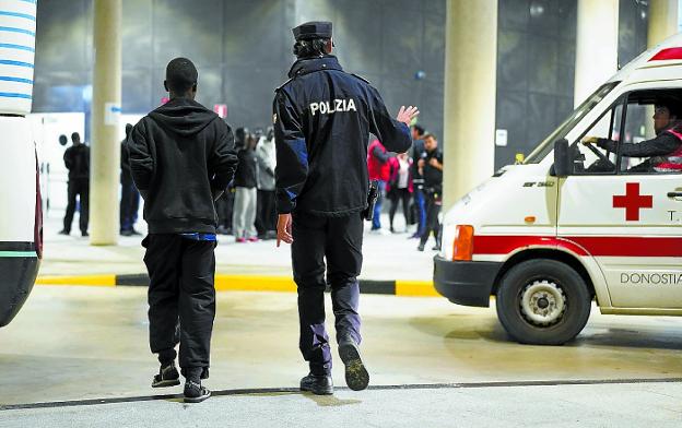 El Gobierno Vasco cuestiona que Cruz Roja flete autobuses para inmigrantes