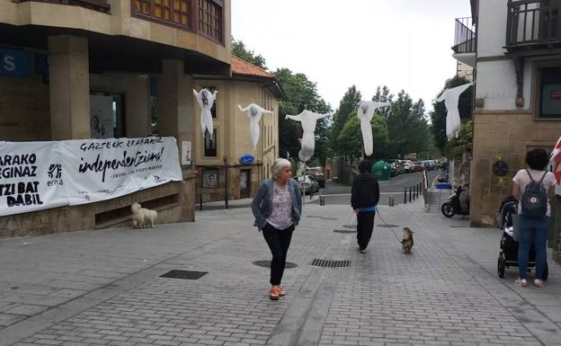 Aparecen en Oiartzun cinco muñecos de 'La Manada'