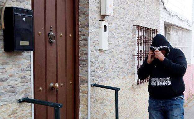 José Ángel Prenda regresa de madrugada a su domicilio de Sevilla