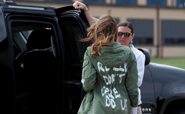 El enigmático mensaje de la gabardina de Melania Trump en su viaje a Texas