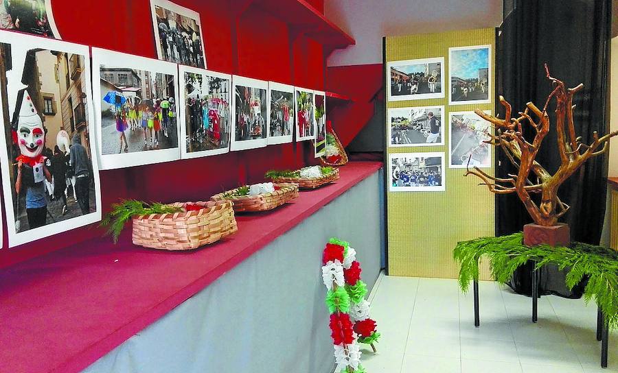 Una muestra reúne fotografías con sabor festivo, tallas en madera y pinturas