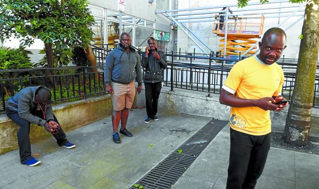 Solo 11 de los 46 migrantes de Mali que llegaron en autobús siguen en Donostia