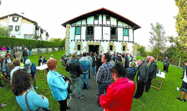 El bosque y el caserío esperan visita