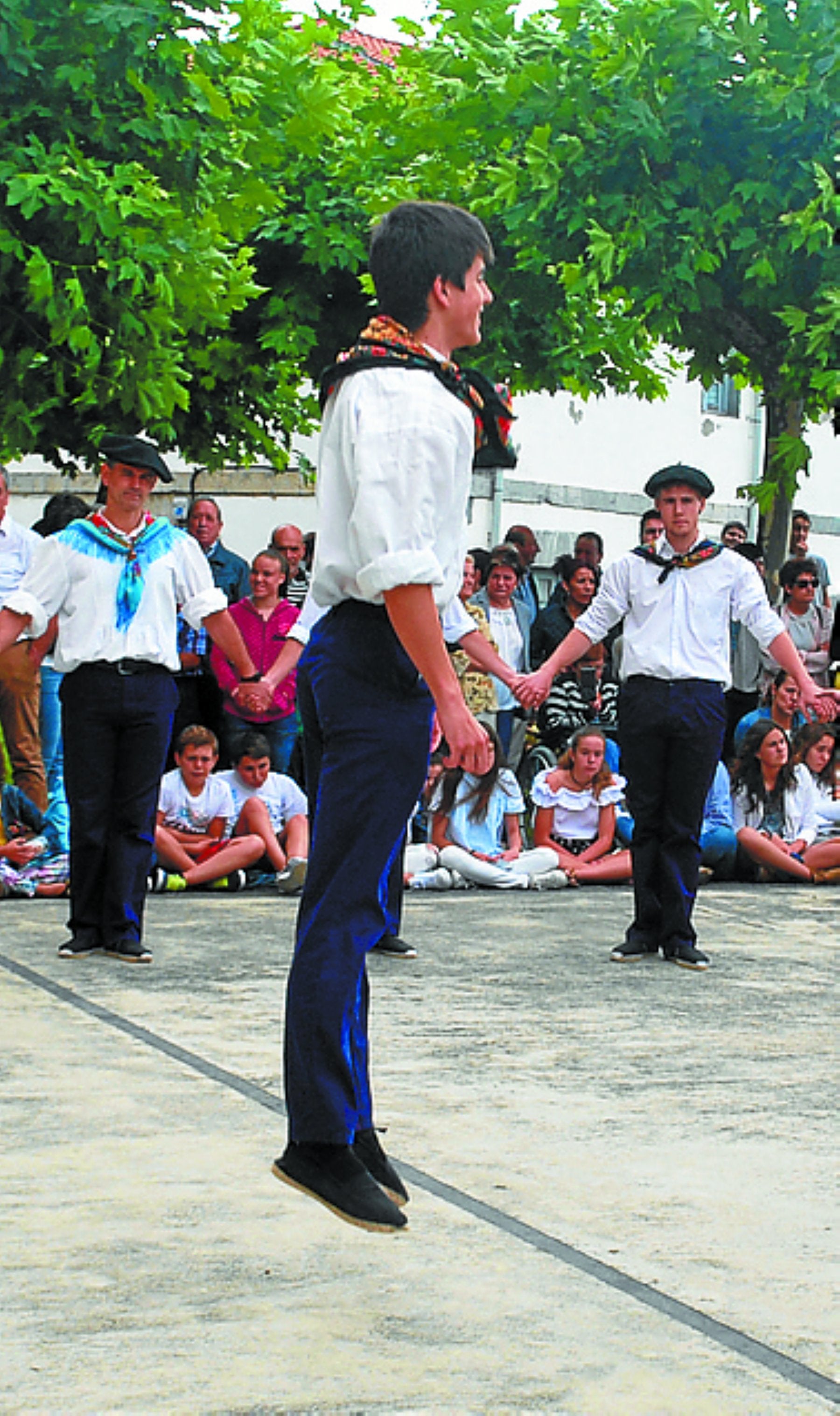 Txupinazoa, krosa eta marrazketa lehiaketa, gaur Haurren Eguna ospatzeko
